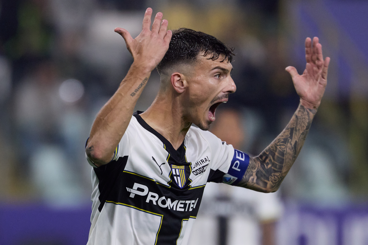 ITÁLIA - 28 DE OUTUBRO: Enrico Delprato do Parma Calcio reage durante a partida da Série A entre Parma Calcio e Udinese Calcio no Stadio Ennio Tartini em 28 de outubro de 2026 na Itália. (Foto de Emmanuel Ciancaglini/Getty Images)