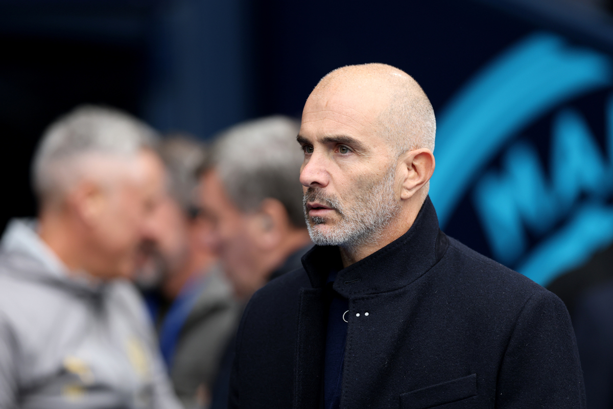 MANCHESTER, INGLATERRA - 17 DE OUTUBRO: O técnico do Manchester City, Enzo Maresca, assiste à partida da Premier League 2026/27 entre Manchester City e Ipswich Town no Etihad Stadium em 17 de outubro de 2026 em Manchester, Inglaterra. (Foto de Kate McShane/Getty Images)