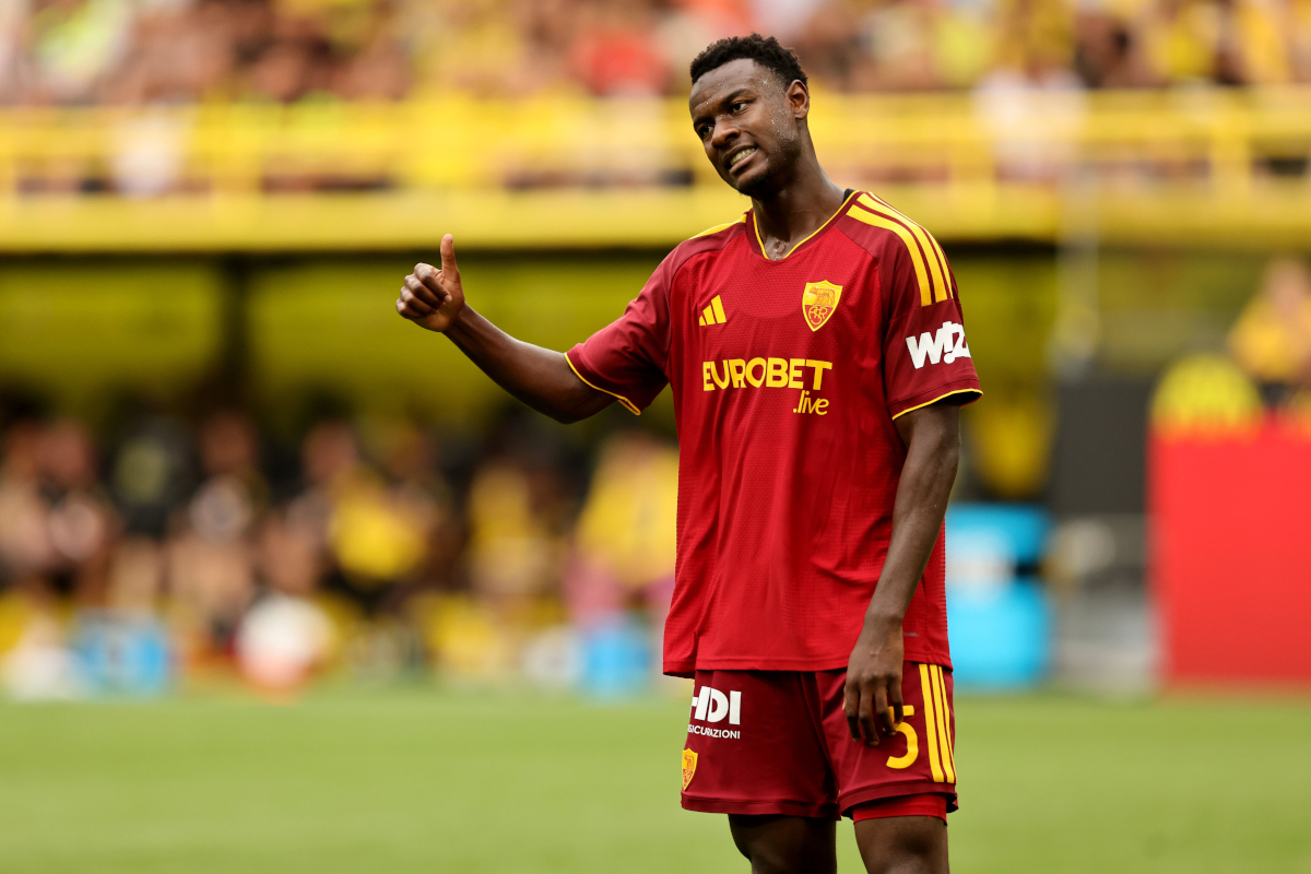DORTMUND, ALEMANHA - 15 DE AGOSTO: Ivan Nticka da AS Roma reage durante o amistoso de pré-temporada entre Borussia Dortmund e AS Roma no Signal Iduna Park em 15 de agosto de 2026 em Dortmund, Alemanha. (Foto: Christof Koepsel/Getty Images)