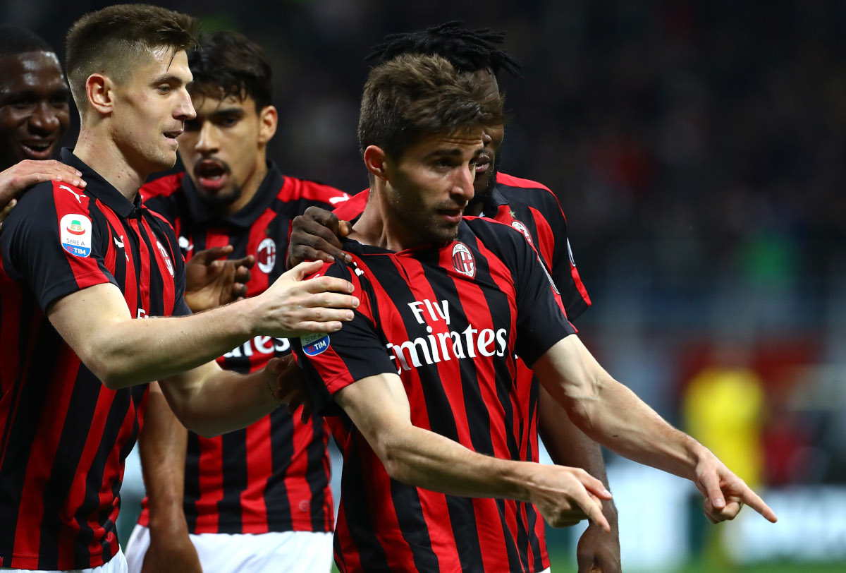 MILÃO, ITÁLIA - 06 DE MAIO: Fabio Borini (R) do AC Milan comemora seu gol com seus companheiros durante a partida da Série A entre AC Milan e Bologna FC no Stadio Giuseppe Mezza em 6 de maio de 2019 em Milão, Itália. (Foto de Marco Luzzani/Getty Images)