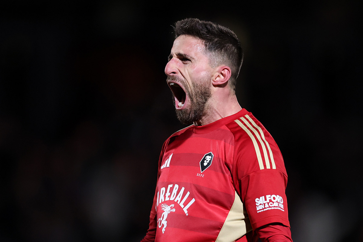 Salford, Inglaterra - 05 de dezembro: Fabio Borini do Salford City comemora o terceiro gol de seu time durante a partida da segunda rodada da Emirates FA Cup entre Salford City e Leyton Orient em 05 de dezembro de 2025 em Salford, Inglaterra. (Foto de Kate McShane/Getty Images)