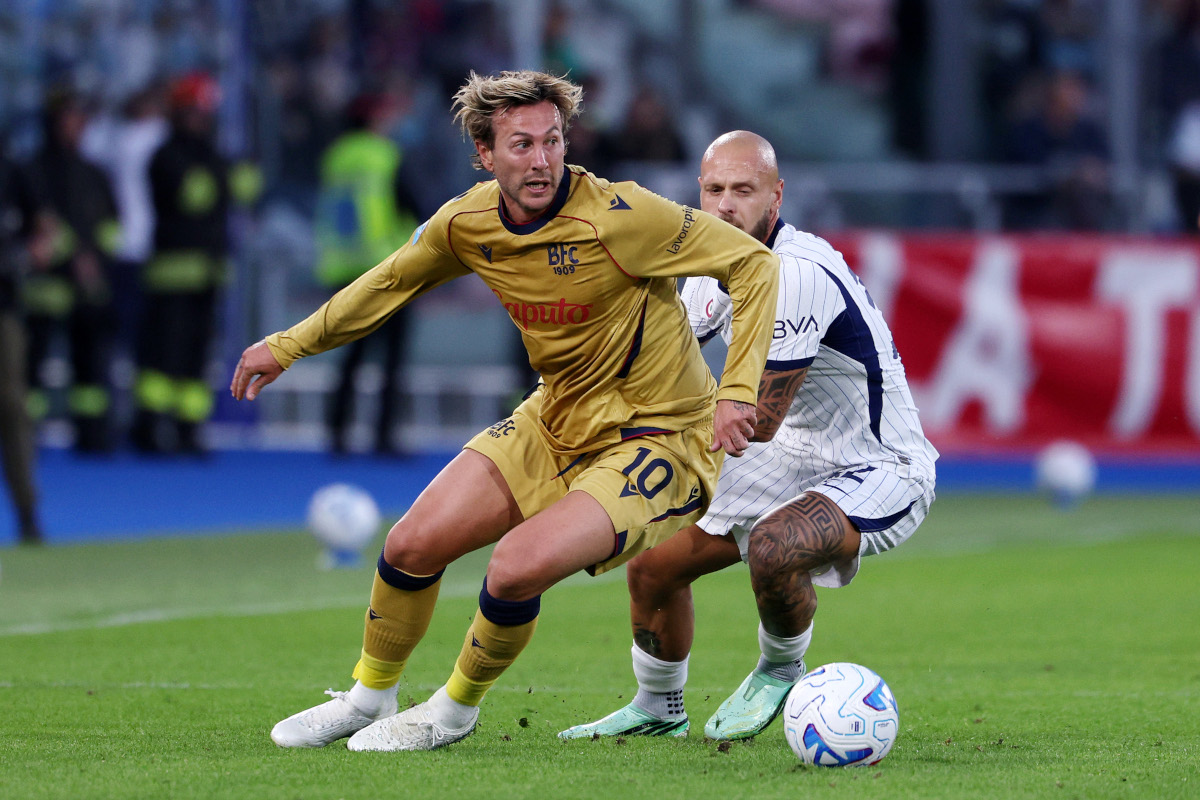 BOLOGNA, ITÁLIA - 17 DE OUTUBRO: Federico Bernardeschi do Bologna FC faz uma corrida com a bola sob pressão de Federico DiMarco do FC Internazionale Milano durante a partida da Série A entre Bologna FC e FC Internazionale em 2 de outubro de 2012 no Bologna FC vs FC Internazionale. Ele marcou 1.909 corridas no Estádio Internacional. Itália. (Foto de Emmanuel Ciancaglini/Getty Images)