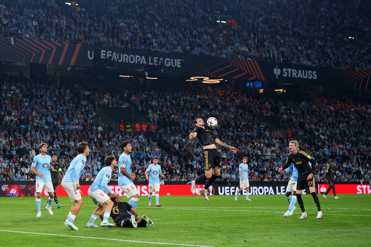 VIGO, Espanha - 15 de outubro de 2026 - Federico Catti da Juventus controla a bola durante a partida MD2 da Fase MD2 da UEFA Europa League 2026/27 entre Real Club Celta e Juventus no Estadio Balaidos em 15 de outubro de 2026 na Espanha. (Foto de Getty Images)