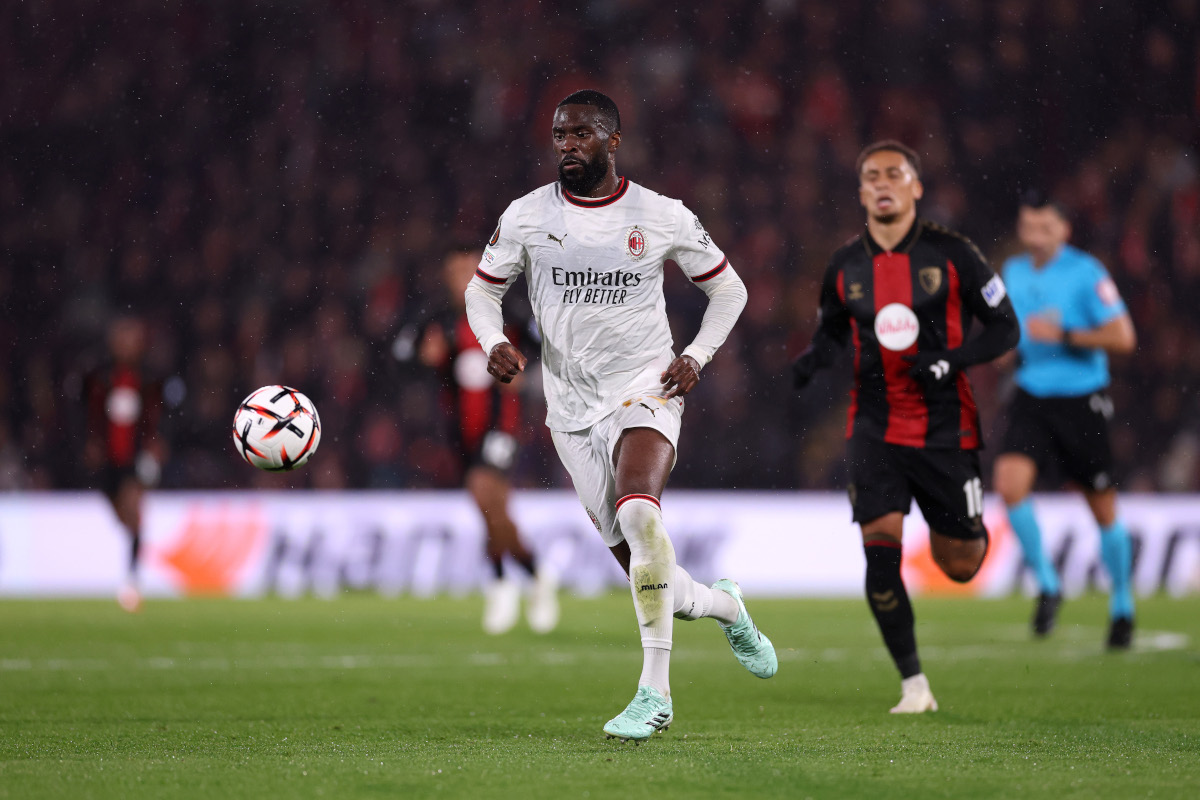 BOURNEMOUTH, ENGLAND - OCTOBER 22: Fikayo Tomori of AC Milan runs with the ball during the UEFA Europa League 2026/27 League Phase MD3 match between AFC Bournemouth and AC Milan at Bournemouth Stadium on October 22, 2026 in Bournemouth, England. (Photo by Ryan Pierse/Getty Images)