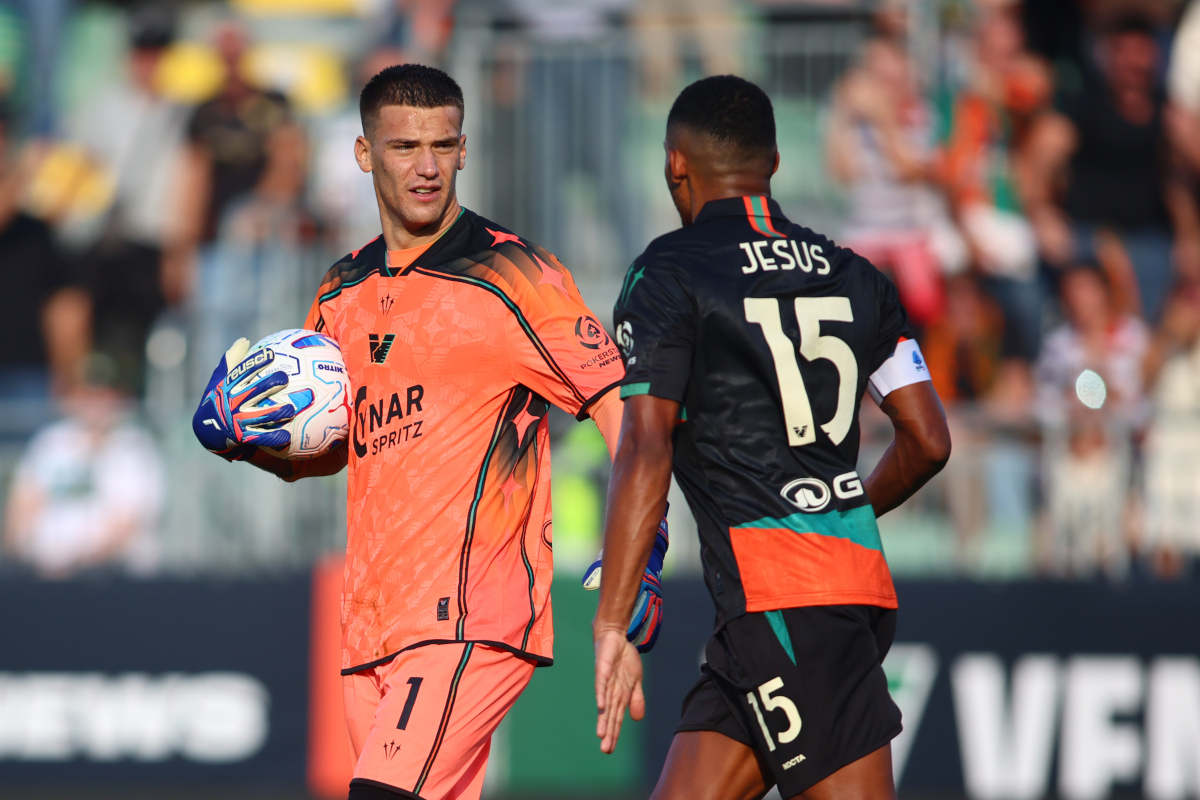 VENEZA, ITÁLIA - 17 DE OUTUBRO: Filip Stankovic do Venezia FC comemora durante a partida da Série A entre Venezia FC e SSC Napoli no Stadio Pier Luigi Benzo em 17 de outubro de 2026 em Veneza, Itália. (Foto de Maurício Lagana/Getty Images)
