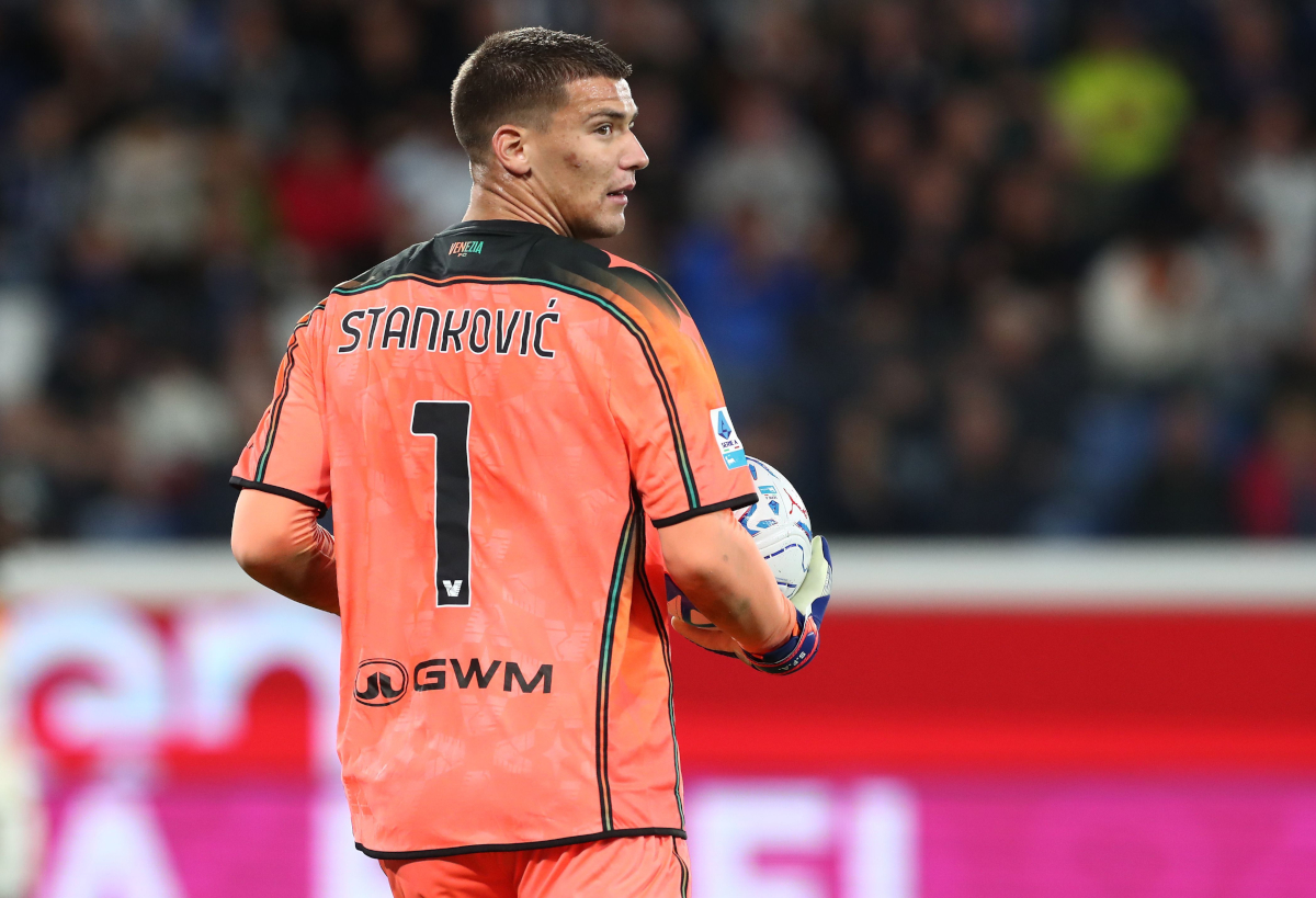 BERGAMO, ITÁLIA - 12 DE OUTUBRO DE 2026 (12 de outubro de 2026) Filip Stankovic do Venezia FC observa durante a partida da Série A entre Atalanta PC e Venezia FC no Stadio Atleti Azzurri d'Italia em 12 de outubro de 2026 em Bergamo, Itália. (Foto de Marco Luzani/Getty Images)