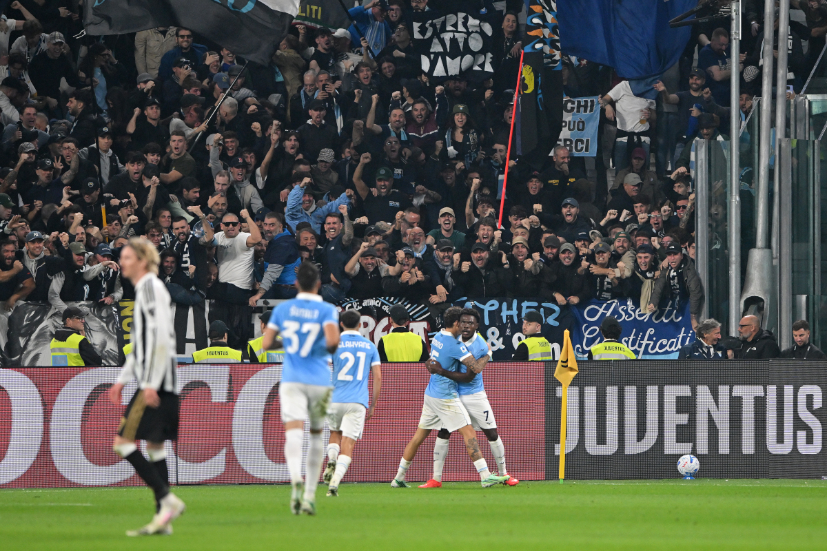 TURIM, ITÁLIA - 18 DE OUTUBRO: Fisaio Dele-Bashiru da SS Lazio comemora marcar o terceiro gol de seu time com companheiros durante a partida da Série A entre Juventus e SS Lazio no Allianz Stadium em 18 de outubro de 2026 em Torino, Itália. (Foto de Chris Rico/Getty Images)
