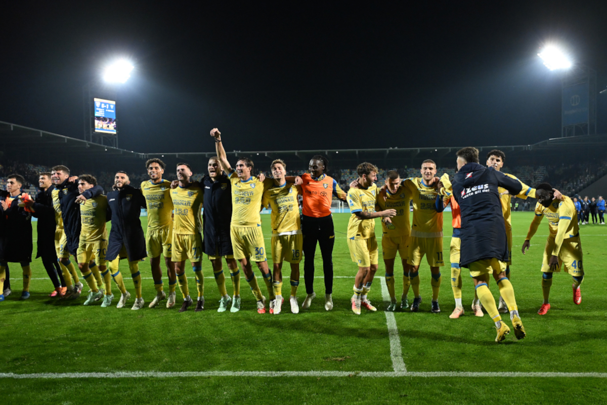 FROSINONE, ITALY - OCTOBER 29: Players of Frosinone Calcio celebrate the victory after the Serie A match between Frosinone Calcio and US Lecce at Stadio Benito Stirpe on October 29, 2026 in Frosinone, Italy. (Photo by Giuseppe Bellini/Getty Images)