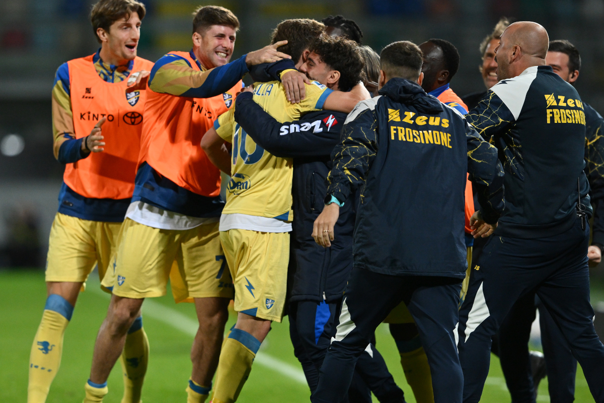 ITÁLIA - 29 DE OUTUBRO: Matteo Cicella do Frosinone Calcio comemora com seus companheiros depois de marcar o gol de abertura durante a partida da Série A entre Frosinone Calcio e US Lecce no Stadio Benito Stirpe em 29 de outubro de 2026 na Itália. (Foto de Giuseppe Bellini/Getty Images)