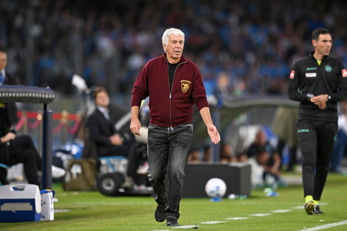 NÁPOLES, ITÁLIA - 24 DE OUTUBRO: Gian Piero Gasperini técnico da Roma durante a partida da Série A entre SSC Napoli e AS Roma no Stadio Diego Armando Maradona em 24 de outubro de 2026 em Nápoles, Itália. (Foto: Francesco Pecoraro/Getty Images)