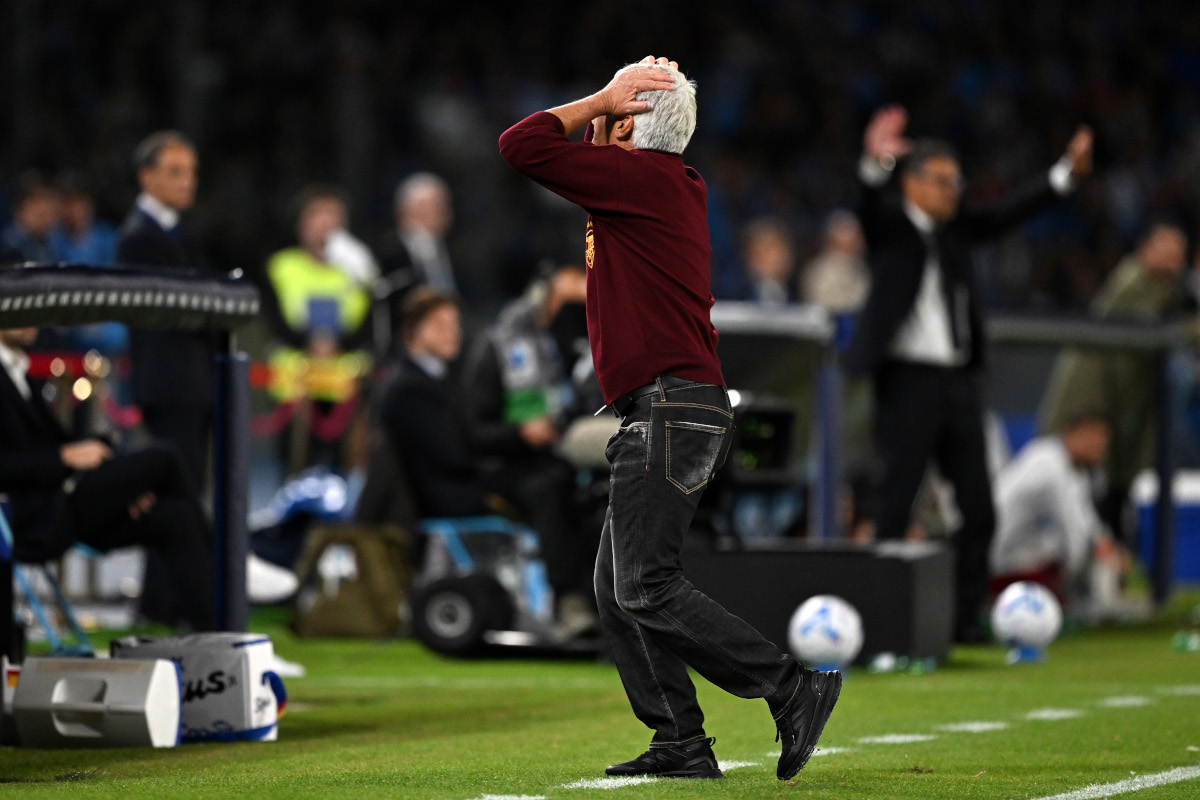 NÁPOLES, ITÁLIA - 24 DE OUTUBRO: O técnico da AS Roma, Gian Piero Gasperini, reage durante a partida da Série A entre SSC Napoli e AS Roma no Stadio Diego Armando Maradona em 24 de outubro de 2026 em Nápoles, Itália. (Foto: Francesco Pecoraro/Getty Images)