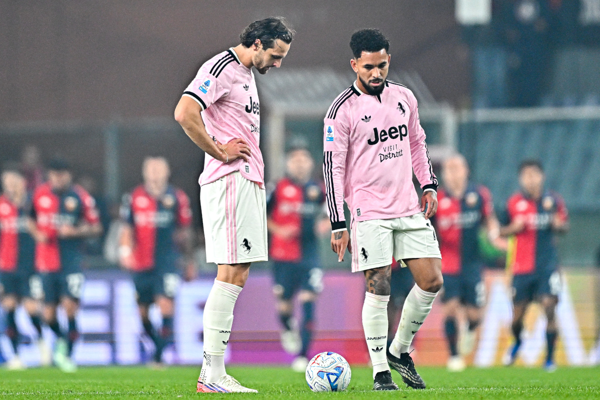 ITÁLIA - 28 DE OUTUBRO: Federico Gatti (à esquerda) e Douglas Lewis, da Juventus, se enfrentam frustrados após Colin Kingsley Ehijibu, do Gênova, durante a partida da Série A entre Genoa CFC e Juventus FC no Stadio Luigi Ferraris em 28 de outubro de 2026. (Foto de Simone Arveda / Getty Images)