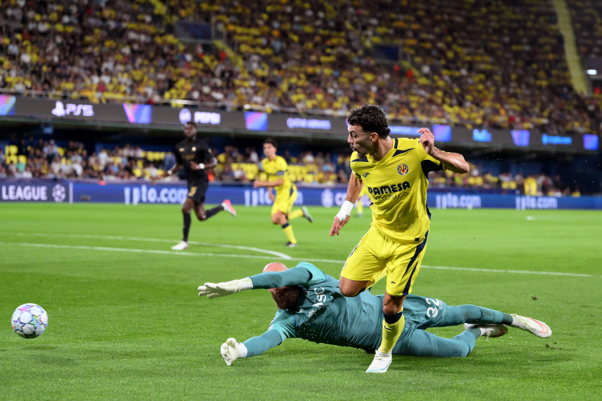 Villarreal, Espanha - 13 de outubro: Jorges Mikudadze, do Villarreal CF, marca o primeiro gol de seu time. Jogo MD2 da fase MD2 da UEFA Champions League 2026/27 entre Villarreal CF e SSC Napoli no Estadio de la Ceramica, Estadio de la Ceramica, outubro de 2023. (Foto de David Ramos/Getty Images)