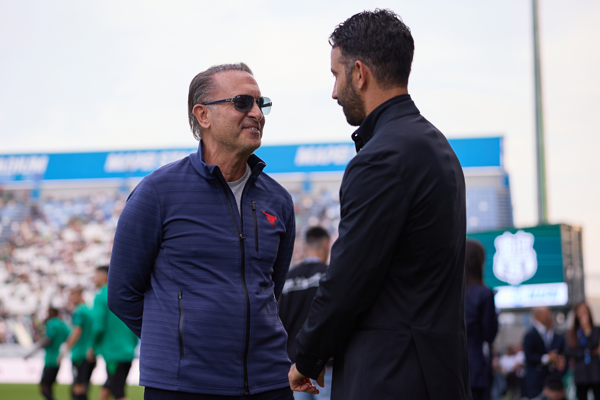 REGGIO NELL'EMILIA, ITÁLIA - 11 DE OUTUBRO: Gerry Cardinale do AC Milan com o técnico do AC Milan, Ruben Amorim, antes da partida da Série A entre US Sassuolo e AC Milan no Regge Stadium em Regg, Citta 'del 6, 21, 21, 21 - Citta nell'emilia Itália. (Foto de Emmanuel Ciancaglini/Getty Images)