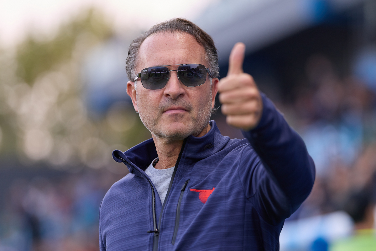 REGGIO NELL'EMILIA, ITÁLIA - OUTUBRO 11: Gerry Cardinale do grupo de propriedade do AC Milan RedBird Capital Partners antes da partida da Série A entre US Sassuolo e AC Milan no Mapei Stadium - Citta'del Tricolore, Remilia, Itália em 2020, 2016 em Remilia. (Foto de Emmanuel Ciancaglini/Getty Images)