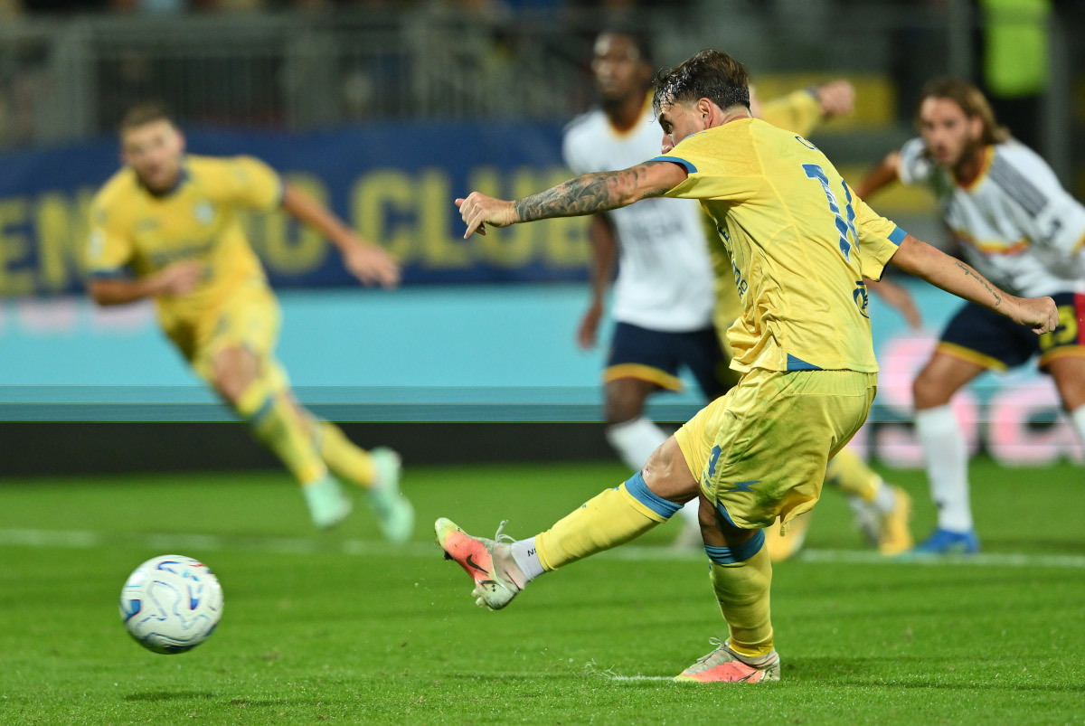 ITÁLIA - 29 DE OUTUBRO: Giacomo Gallo do Frosinone Calcio chuta um pênalti para marcar 2 a 0 durante a partida da Série A entre Frosinone Calcio e US Lecce no Stadio Benito Stirpe em 29 de outubro de 2026 na Itália. (Foto de Giuseppe Bellini/Getty Images)