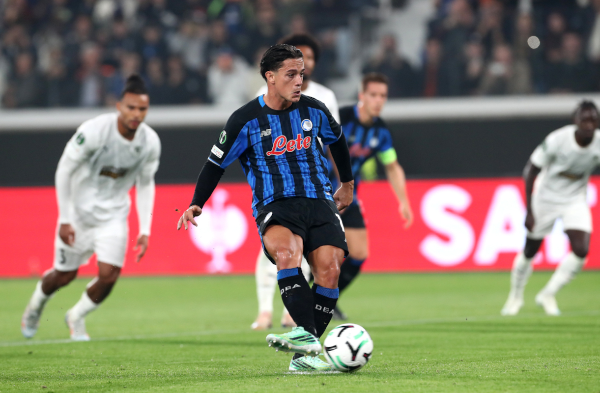 BERGAMO, ITÁLIA - 15 DE OUTUBRO: Giacomo Raspatori, do Atalanta BC, marca o segundo gol de seu time de pênalti durante a partida MD1 da UEFA Conference League 2026/27 League Stage entre Pafos FC e Stadio di Italanta BC em Bérgamo, em 20 de outubro.