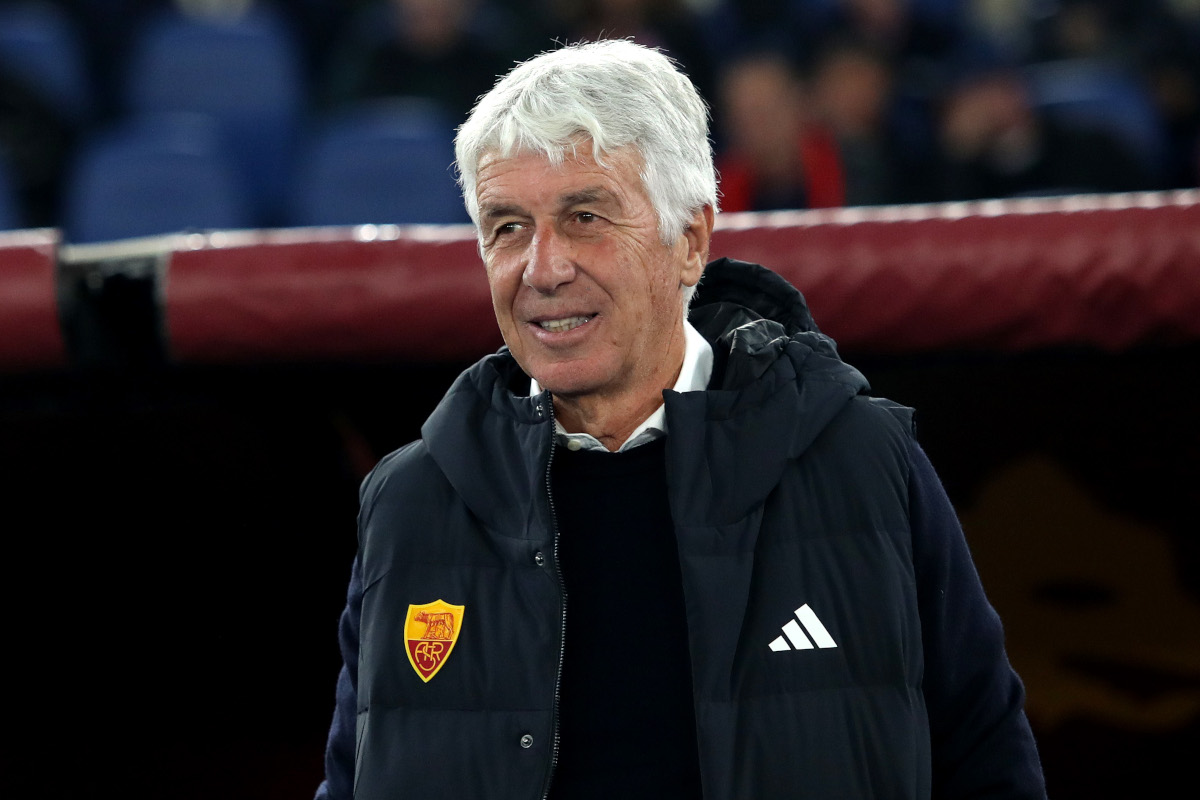 ROMA, ITÁLIA - 27 DE OUTUBRO: Gian Piero Gasperini, técnico da AS Roma, assiste à partida da Série A entre AS Roma e Cagliari Calcio no Stadio Olimpico em 27 de outubro de 2026 em Roma, Itália. (Foto de Paolo Bruno/Getty Images)