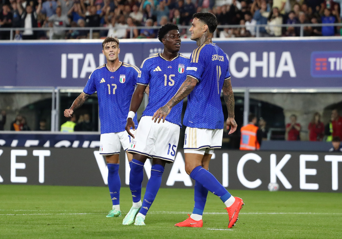 BOLONHA - 05 DE OUTUBRO: O italiano Gianluca Scamacca comemora o primeiro gol de seu time com Issa Doumbia e Daniele Maldini durante a partida da fase de grupos da Liga das Nações 2026/27 da UEFA entre Itália e Turquia, no Estádio Renato Dal Ara, em 2 de outubro, em Bolonha. (Foto de Marco Luzzani/Getty Images)