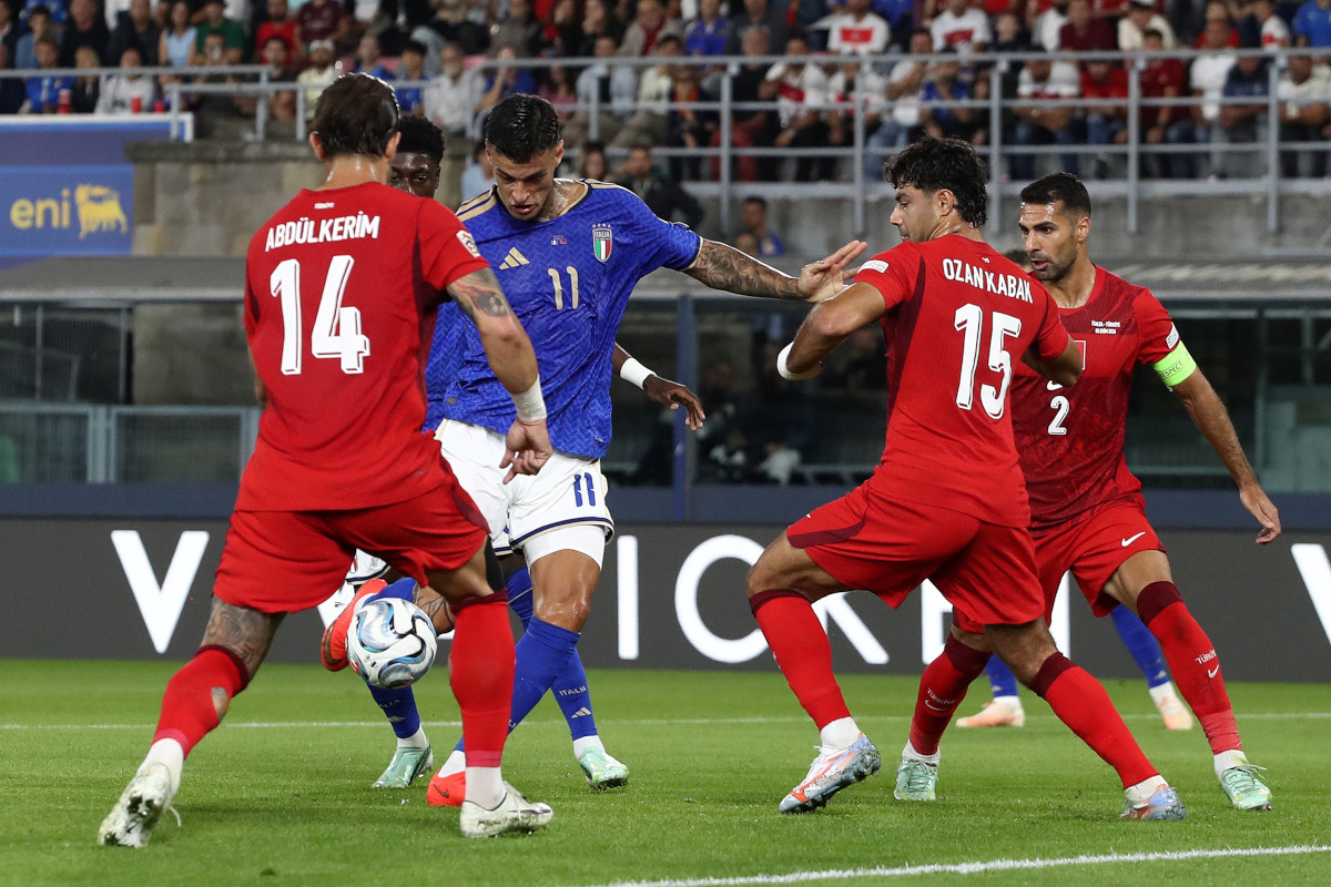 BOLONHA - 05 DE OUTUBRO: Gianluca Scamacca da Itália marca o primeiro gol de seu time durante a partida da fase de grupos da Liga das Nações 2026/27 da UEFA entre Itália e Türkiye no Estádio Renato Dall'Ara em 5 de outubro de 2026 em Bolonha. (Foto de Marco Luzzani/Getty Images)