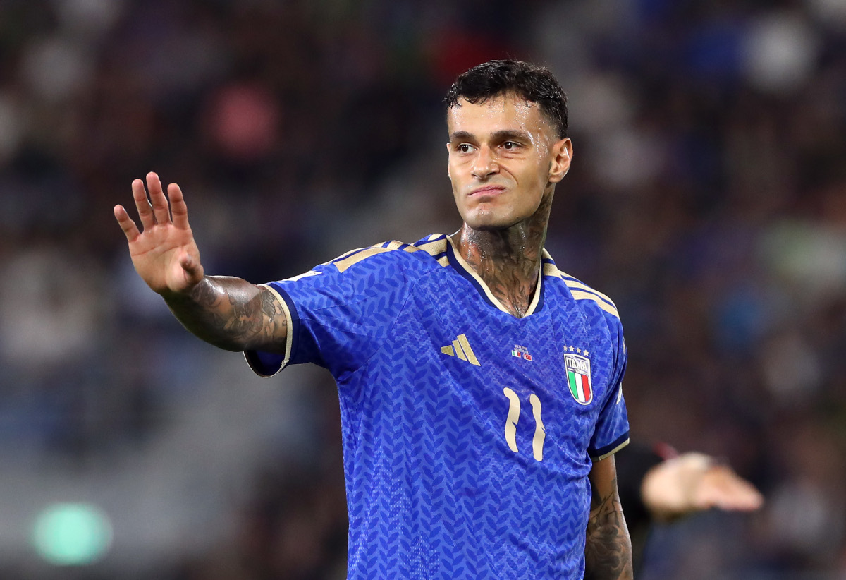 BOLONHA - 05 DE OUTUBRO: Gianluca Scamacca da Itália reage durante a partida da fase de grupos da Liga das Nações 2026/27 da UEFA no Estádio Renato Dall'Ara em 05 de outubro de 2026 em Bolonha. (Foto de Marco Luzzani/Getty Images)