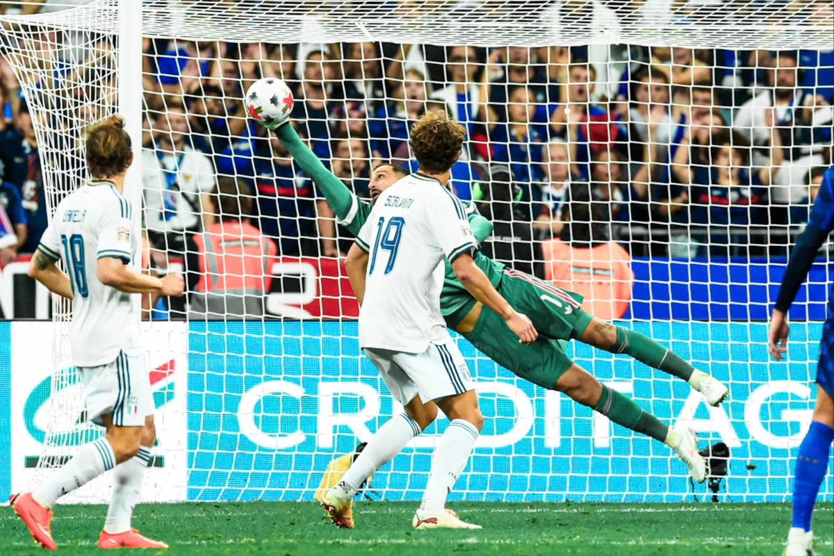 Gianluigi Donnarumma faz uma defesa durante o empate de 1 a 1 da Itália na Liga das Nações, na França (@azzurri)