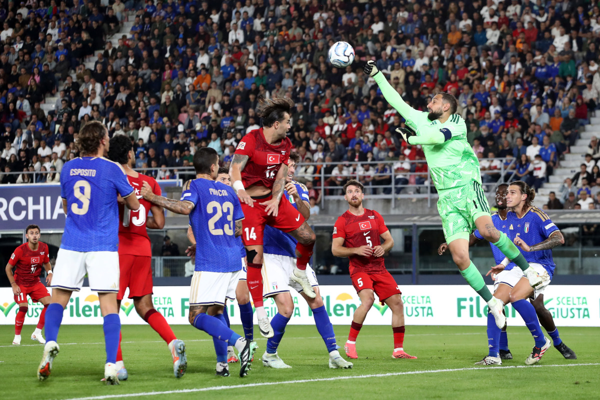 BOLONHA - 05 DE OUTUBRO: Gianluigi Donnarumma da Itália faz uma defesa durante a partida da fase de grupos da Liga das Nações 2026/27 da UEFA entre Itália e Turquia no Estádio Renato Dall'Ara em 05 de outubro de 2026 em Bolonha. (Foto de Marco Luzzani/Getty Images)