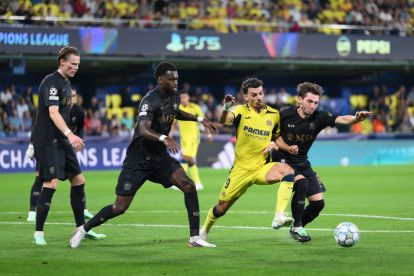 VILLARREAL, SPAIN - OCTOBER 13: Georges Mikautadze of Villarreal CF is challenged by Billy Gilmour and Benoit Badiashile of SSC Napoli during the UEFA Champions League 2026/27 League Phase MD2 match between Villarreal CF and SSC Napoli at Estadio de la Ceramica on October 13, 2026 in Villarreal, Spain. (Photo by David Ramos/Getty Images)