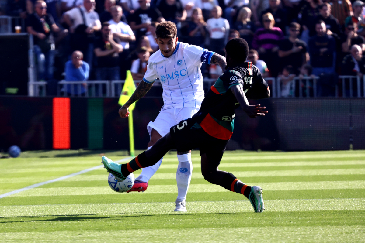 VENEZA, ITÁLIA - 17 DE OUTUBRO: Giovanni Di Lorenzo do SSC Napoli durante a partida da Série A entre Venezia FC e SSC Napoli no Stadio Pier Luigi Benzo em 17 de outubro de 2026 em Veneza, Itália. (Foto de Maurício Lagana/Getty Images)