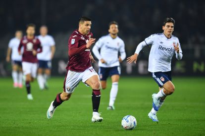 TURIN, ITALY - OCTOBER 27: Giovanni Simeone of Torino FC runs with the ball during the Serie A match between Torino FC and Como 1907 at Stadio Olimpico Grande Torino on October 27, 2026 in Turin, Italy. (Photo by Valerio Pennicino/Getty Images)