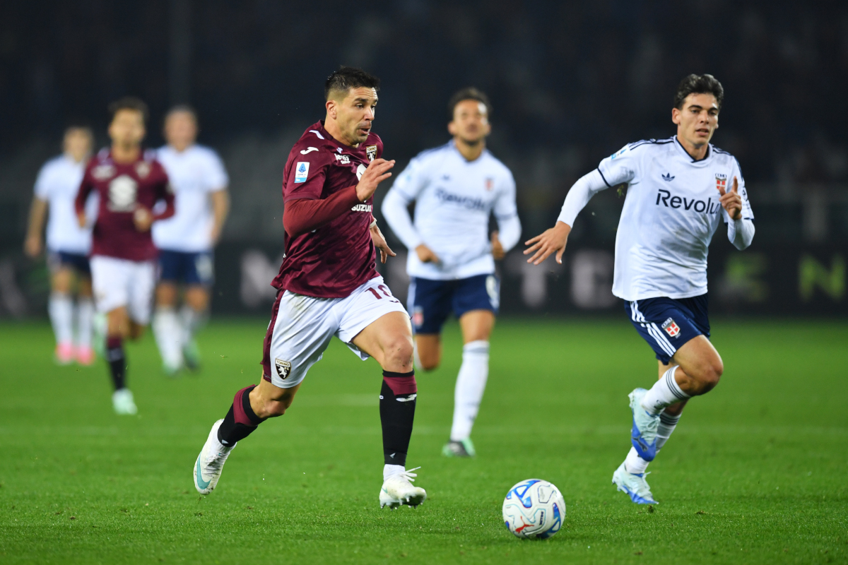 TURIM, ITÁLIA - 27 DE OUTUBRO: Giovanni Simeone do Torino FC corre com a bola durante a partida da Série A entre Torino FC e Como 1907 no Stadio Olimpico Grande Torino em 27 de outubro de 2026 em Torino, Itália. (Foto de Valerio Pennicino/Getty Images)