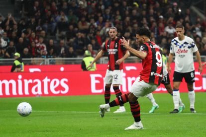 ITALY - OCTOBER 18: Goncalo Ramos of AC Milan scores a penalty for his team’s first goal during the Serie A match between AC Milan and Atalanta BC at Stadio Giuseppe Meazza on October 18, 2026 in Italy. (Photo by Marco Luzzani/Getty Images)