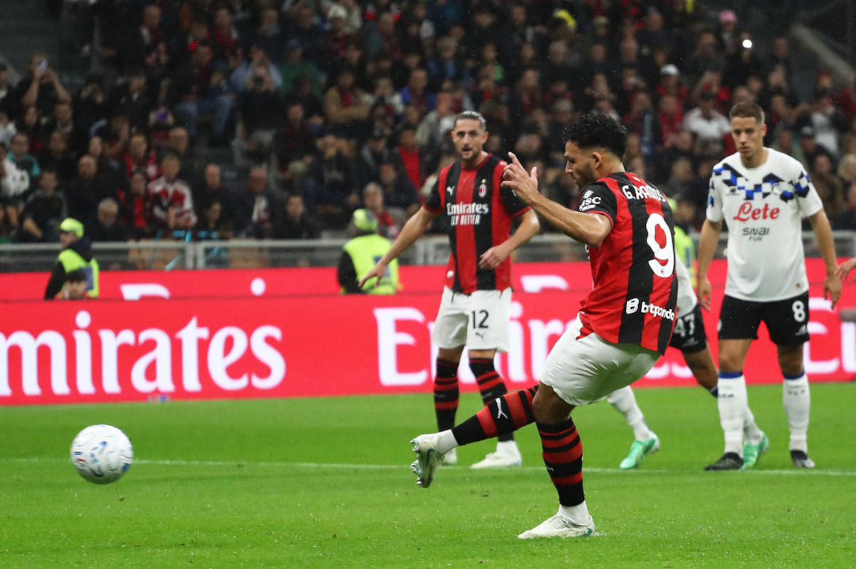 ITÁLIA - 18 DE OUTUBRO: Gonçalo Ramos do AC Milan marca um pênalti pelo primeiro gol de seu time durante a partida da Série A entre AC Milan e Atalanta PC no Stadio Giuseppe Mezza em 18 de outubro de 2026 na Itália. (Foto de Marco Luzani/Getty Images)