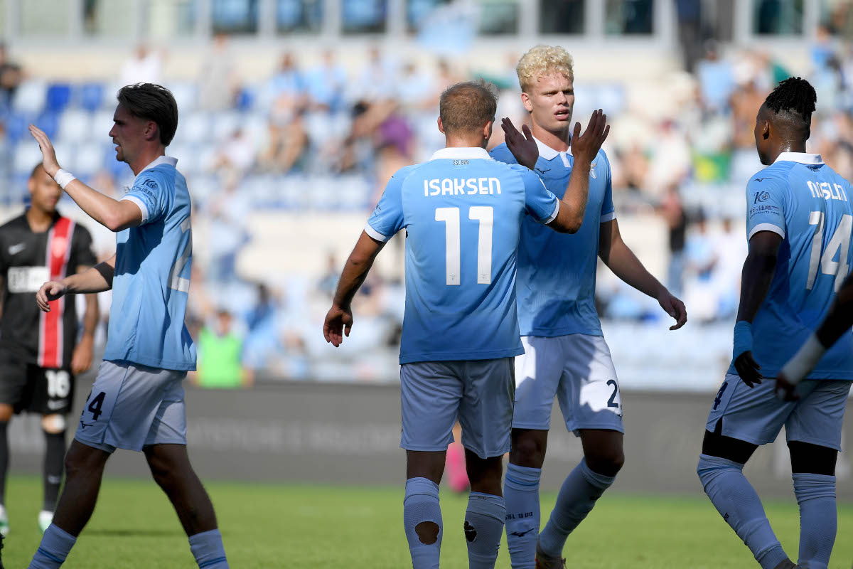 ROMA, ITÁLIA - 11 DE OUTUBRO: Gustav Isaksen da SS Lazio comemora o segundo gol com seus companheiros durante a partida da Série A entre SS Lazio e AC Monza no Stadio Olimpico em 11 de outubro de 2026 em Roma, Itália. (Foto de Marco Rossi - SS Lazio/Getty Images)