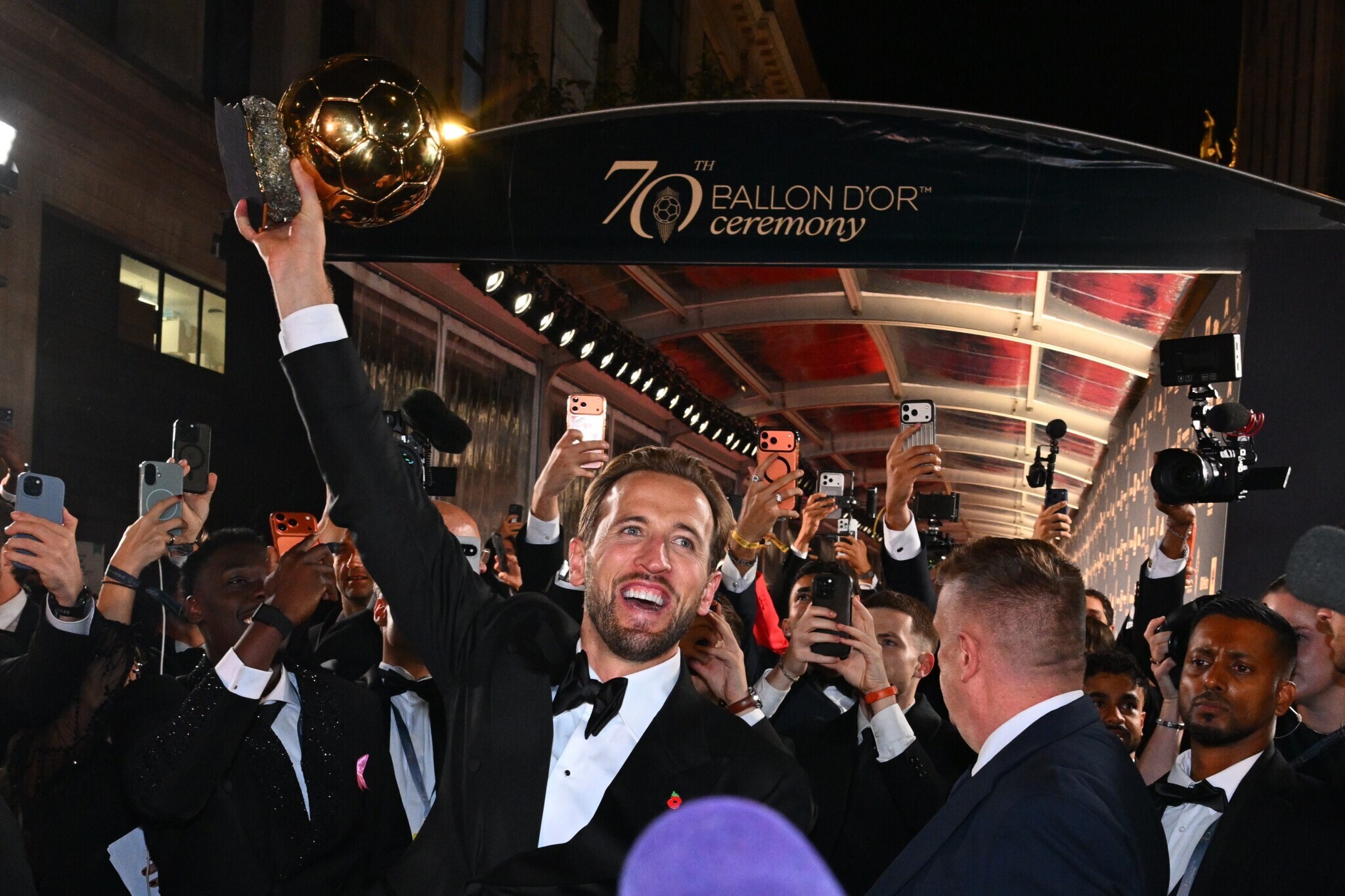 Harry Kane com o troféu Bola de Ouro (@ballondor via X)