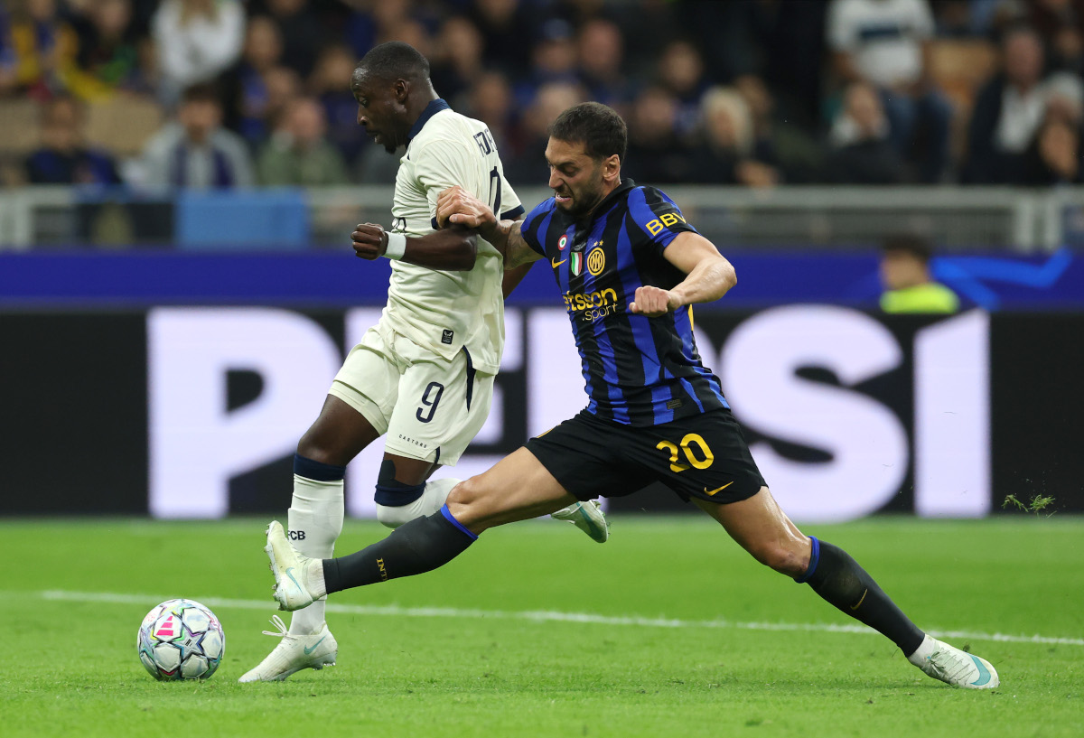 MILÃO, ITÁLIA - 13 DE OUTUBRO: Carlos Forbes, do FC Internazionale Milano, é desafiado por Hagan Calhanoglu, do FC Internazionale Milano, durante a partida MD2 da Fase da Liga 2026/27 entre FC Internazionale Milano e Club Brugge Cavite no Stadi 2, em 2 de outubro. (Foto de Cláudio Villa/Getty Images)