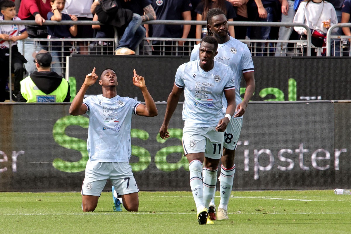 Cagliari, Itália - 09 de maio: Idrissa Gueye da Udinese comemora seu gol de 0-2 durante a partida da Série A entre Cagliari Calcio e Udinese Calcio no Stadio Sant'Elia em 09 de maio de 2026 em Cagliari, Itália. (Foto de Enrico Loci/Getty Images)