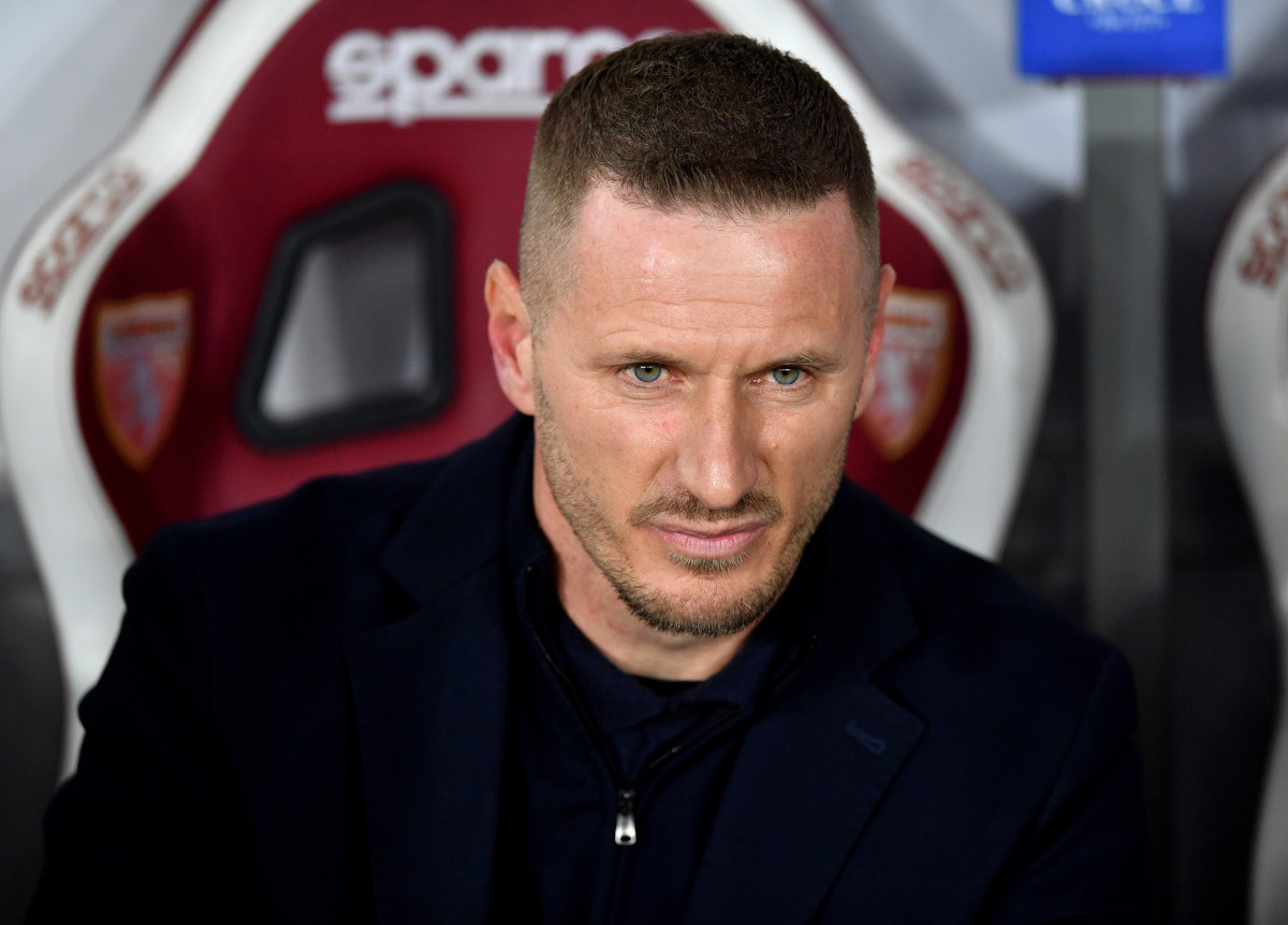 TURIM, ITÁLIA - 27 DE OUTUBRO: Ignacio Abate, técnico do Torino FC, assiste à partida da Série A entre Torino FC e Como 1907 no Stadio Olimpico Grande Torino em 27 de outubro de 2026 em Torino, Itália. (Foto de Valerio Pennicino/Getty Images)