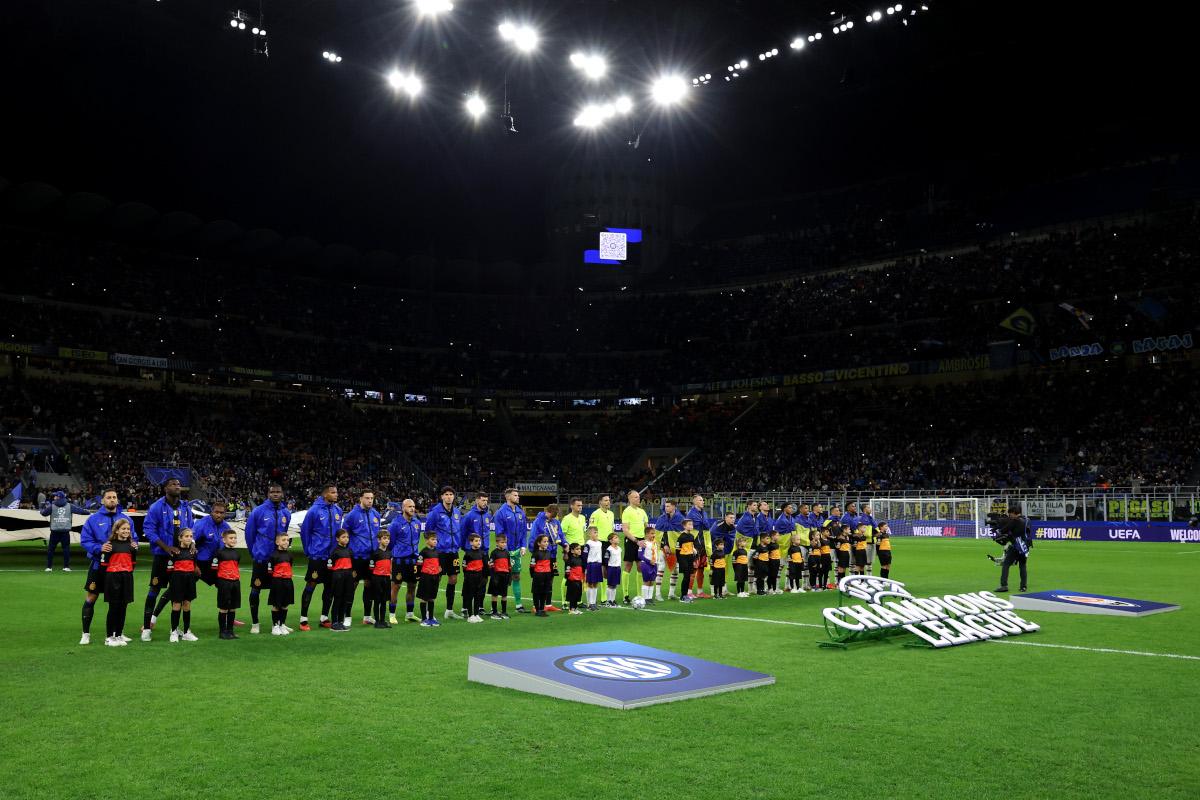MILÃO, ITÁLIA - 21 DE OUTUBRO: Jogadores do FC Internazionale Milano e FC Shakhtar Donetsk antes da partida MD3 da UEFA Champions League 2026/27 League Stage entre FC Internazionale Milano e FC Shakhtar Donetsk em uma visão geral dentro do estádio no Stadio 21, Ciro 2, em 2 de outubro. (Foto de Cláudio Villa/Getty Images)