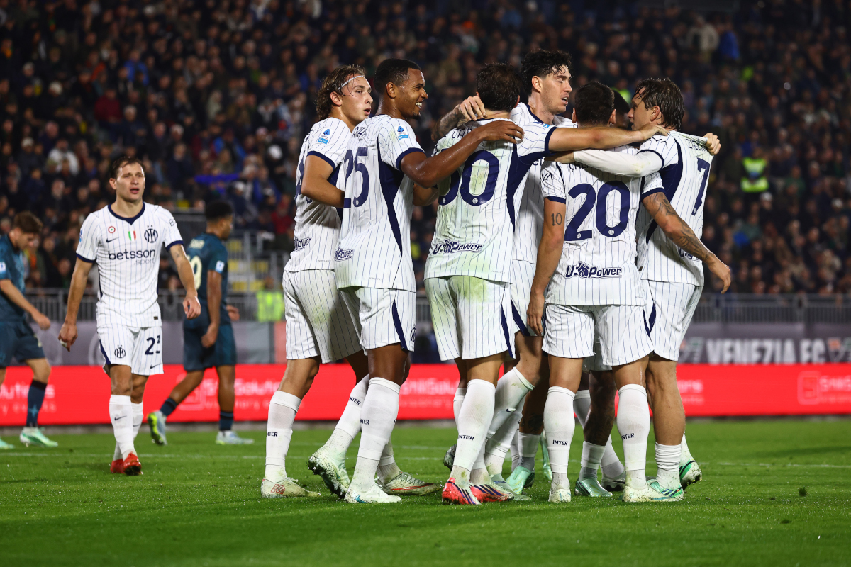 VENEZA, ITÁLIA - 28 DE OUTUBRO: Redouane Halhal do Venezia FC comemora depois que Carlos Augusto do FC Internazionale marcou o segundo gol de seu time durante a partida da Série A entre Venice FC e FC Internazionale no Stadio Venezia em 20, 2020, Veneza, Itália. Pier Luigi comemorado em Benzo. (Foto de Maurício Lagana/Getty Images)