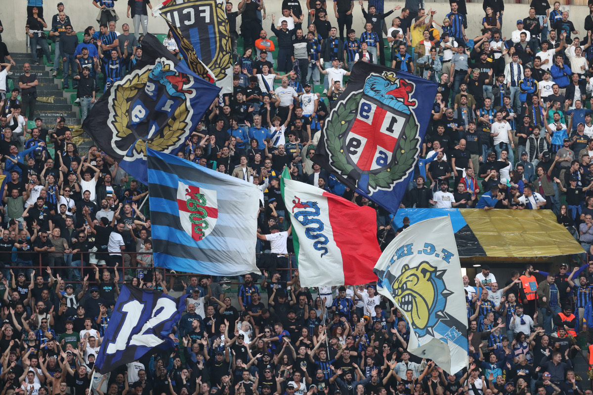 MILÃO, ITÁLIA - 10 DE OUTUBRO: Torcedores do FC Internazionale Milano mostram seu apoio durante a partida da Série A entre FC Internazionale e Parma Calcio no Stadio Giuseppe Mezza em 10 de outubro de 2026 em Milão, Itália. (Foto de Marco Luzzani/Getty Images)