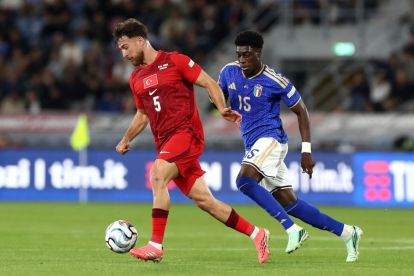 Salih Ozcan della Turchia palleggia sotto la pressione di Issa Doumbia dell'Italia.