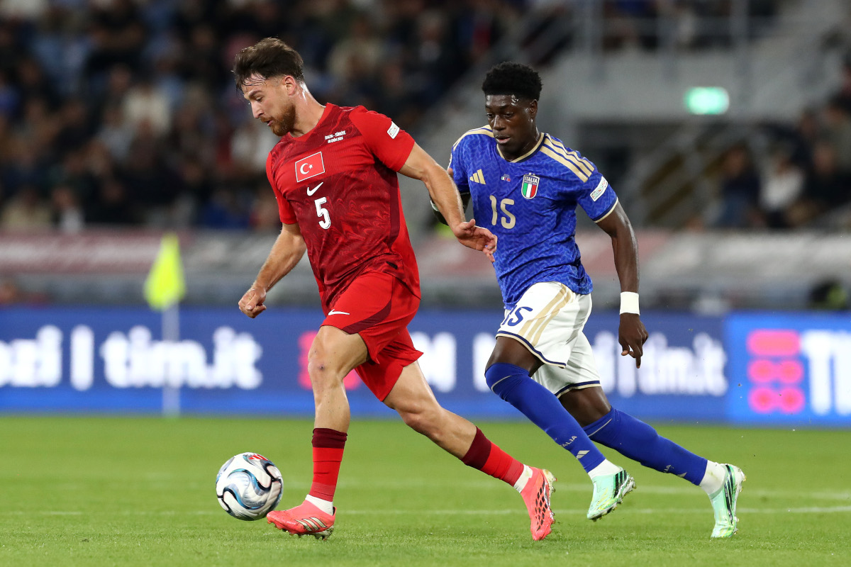 BOLONHA - 05 DE OUTUBRO: Salih Ozkan da Turquia corre com a bola sob pressão de Issa Doumbia da Itália durante a partida da fase de grupos da UEFA Nations League 2026/27 entre Itália e Türkiye no Estádio Renato Dall'Ara em 05 de outubro de 2026 em Bolonha. (Foto de Marco Luzzani/Getty Images)