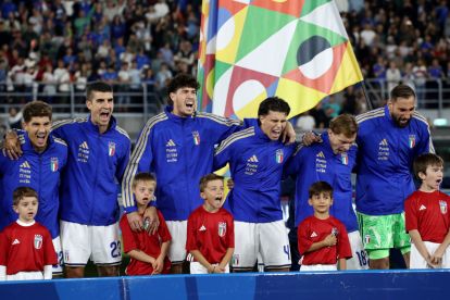 Giocatori dell'Italia in fila durante l'inno nazionale prima della partita.