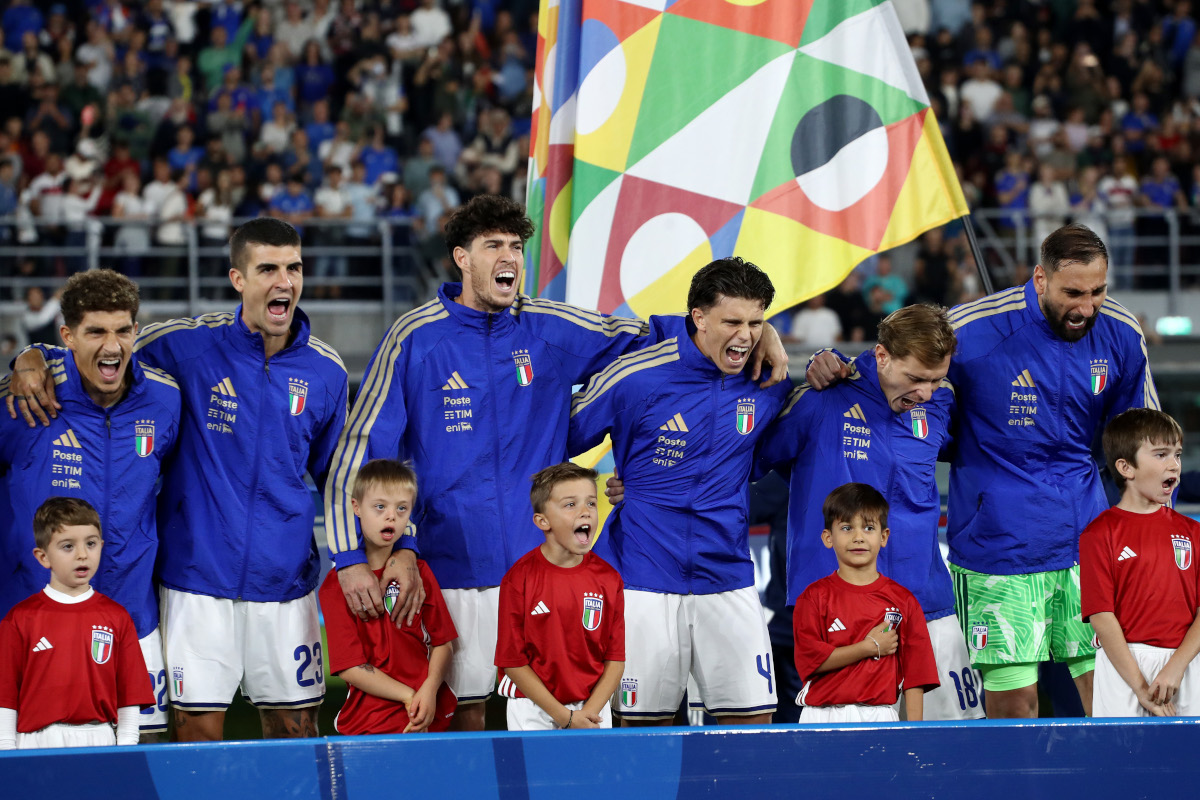 BOLONHA - 05 DE OUTUBRO: Jogadores italianos se alinham durante o hino nacional durante a partida da fase de grupos da Liga das Nações 2026/27 da UEFA entre Itália e Turquia no Estádio Renato Dall'Ara em 05 de outubro de 2026 em Bolonha. (Foto de Marco Luzzani/Getty Images)