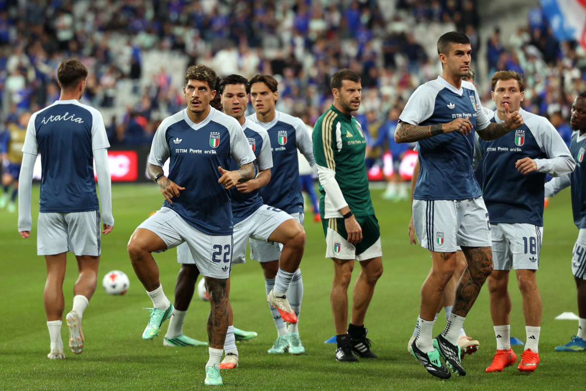 PARIS, FRANÇA - OUTUBRO 02: Giovanni Di Lorenzo, Gianluca Mancini e companheiros da Itália se aquecem antes da partida da fase de grupos da UEFA Nations League 2026/27 entre França e Itália no Stade de France em 02 de outubro de 2026 em Paris, França. (Foto de Pauline Figutt/Getty Images)