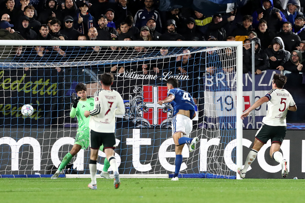 Itália - 21 de outubro: Jacobo Ramone do Como 1907 marca o quarto gol de seu time. Durante a partida MD3 da fase da liga da UEFA Champions League 2026/27 entre Como 1907 e Manchester United no Estádio Giuseppe Sinigaglia em 21 de outubro de 2026. (Foto de Marco Luzzani/Getty Images)