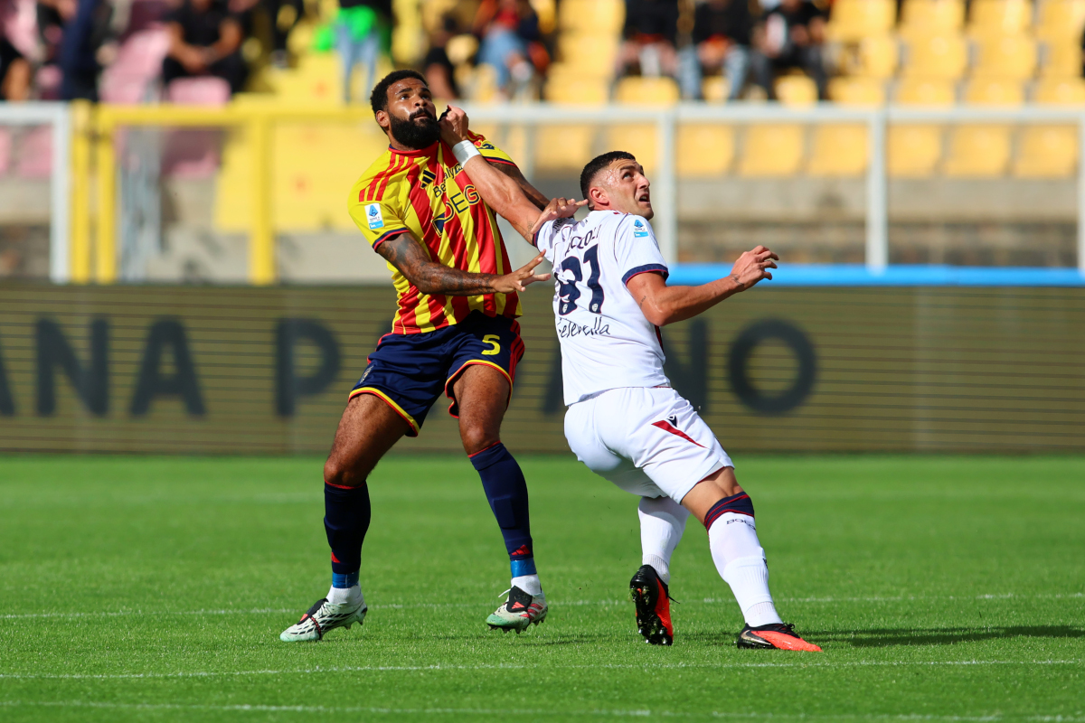 ITÁLIA - 11 DE OUTUBRO: Jamil Seibert, do US Leg, disputa a bola com Roberto Piccoli, do Bologna FC, durante a partida da Série A entre US LES e Bologna FC no Stadio Via del Mare em 11 de outubro de 2026 na Itália. (Foto de Maurício Lagana/Getty Images)