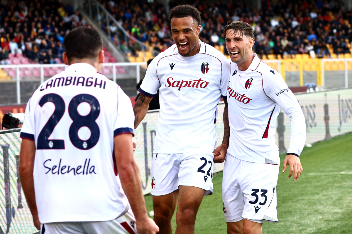 ITÁLIA - 11 DE OUTUBRO: Jay Enem do Bologna FC comemora com seus companheiros durante a partida da Série A entre US Lecce e Bologna FC no Stadio Via del Mare em 11 de outubro de 2026 em Lecce, Itália. (Foto de Maurício Lagana/Getty Images)