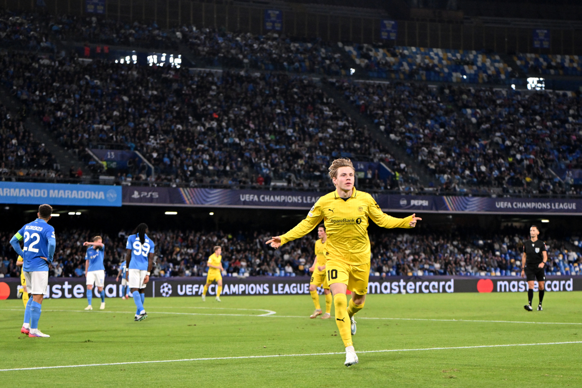 NÁPOLES, ITÁLIA - 20 DE OUTUBRO: Jens Peter Haage do FK Bodo/Glimt comemora marcar o primeiro gol de sua equipe durante a partida MD3 da Liga dos Campeões da UEFA 2026/27 entre SSC Napoli e FK Bodo/Glimt.